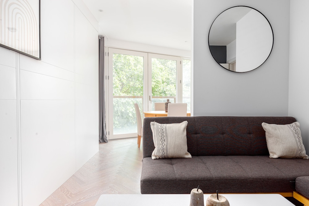 Luminous 2 Bed Balcony Flat in Islington
