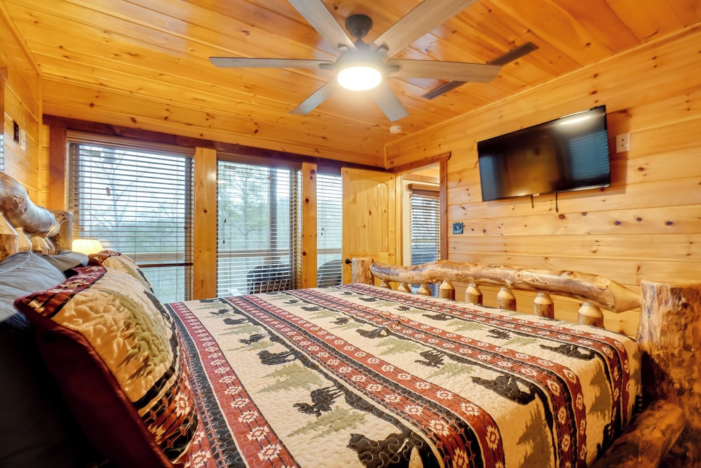 Hot Tub, Game Room & Mtn Views: Sevierville Cabin