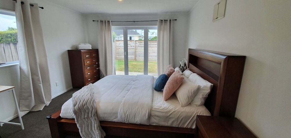 Cheerful 3BR Home - Free WiFi & Netflix view 3