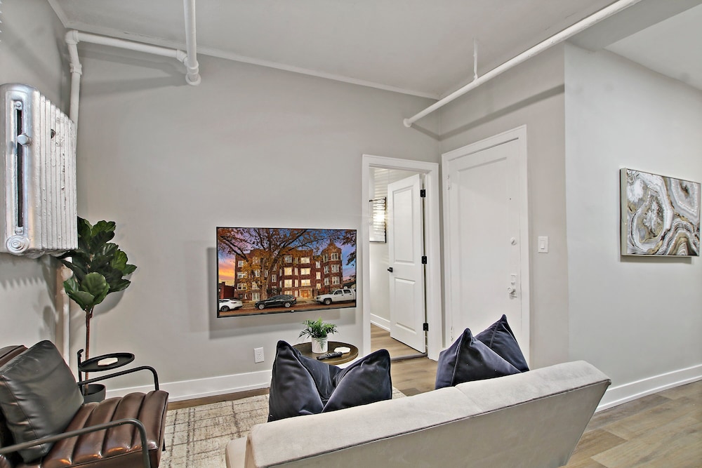 Sleek and Cozy 1BR Apartment - Hartrey G