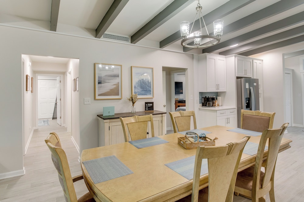 Bright Jekyll Island Home w/ Deck < 1 Mi to Beach