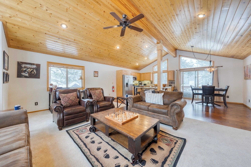 Cabin Retreat w/ Hot Tub & Fireplace - Near Northstar and Downtown Truckee