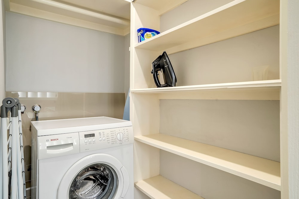 Bright 1 Bedroom Unit in the Heart of Manly - Image 2