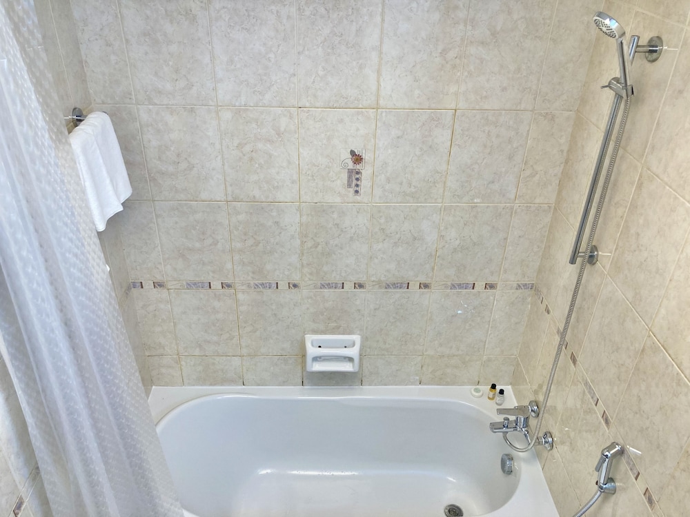 Whitesage - Lakefront Apartment Amidst Parks With Lake Access