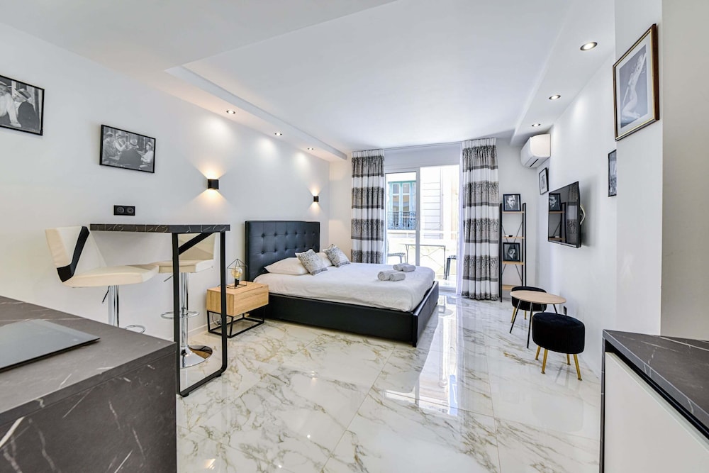 Large Studio Apartment With Terrace and sea View view 2