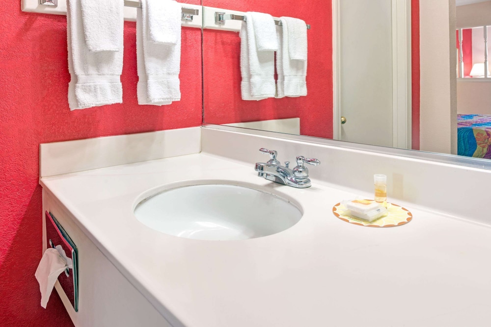 Days Inn  Suites by Wyndham Osceola AR - Property Image 13