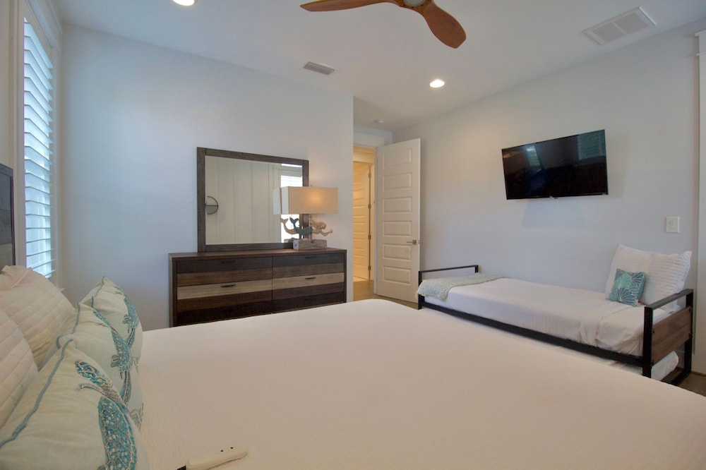 Beach Still My Heart by Avantstay with Pool Access