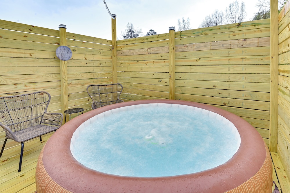 Hot Tub, Fire Pit: Lake-view Catlettsburg Getaway!