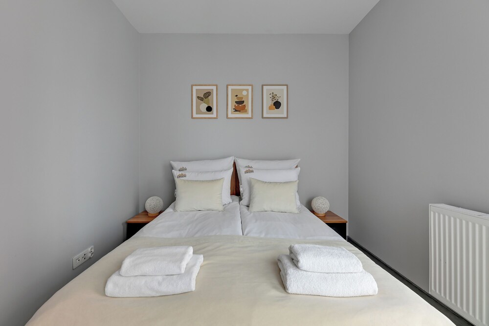 Aura - Riverside & Parking by Downtown Apartments