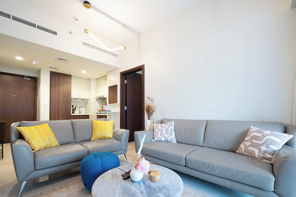 KeyRock - Chic 2BR Escape with Pool