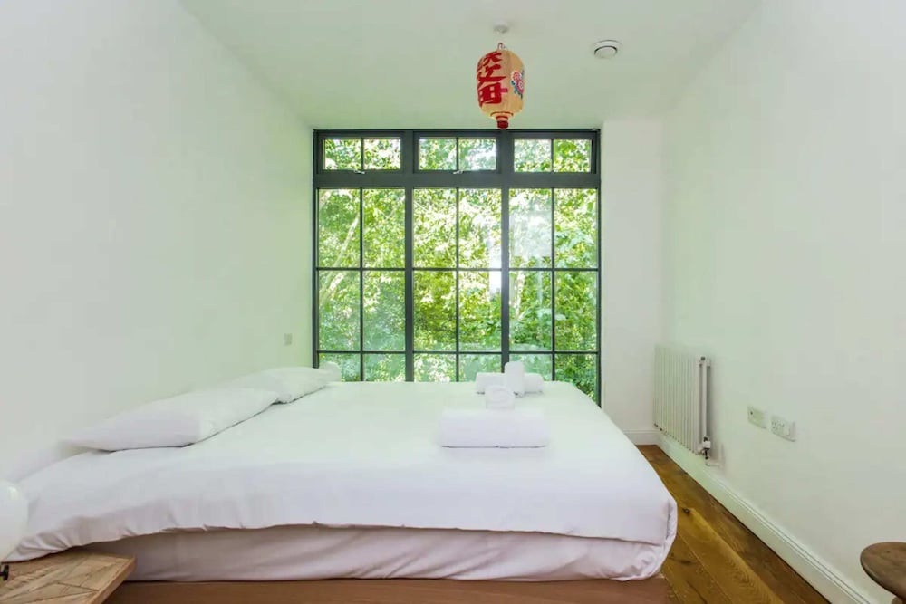 Cosy 2 Bedroom Apartment With Great Outdoor Balcony