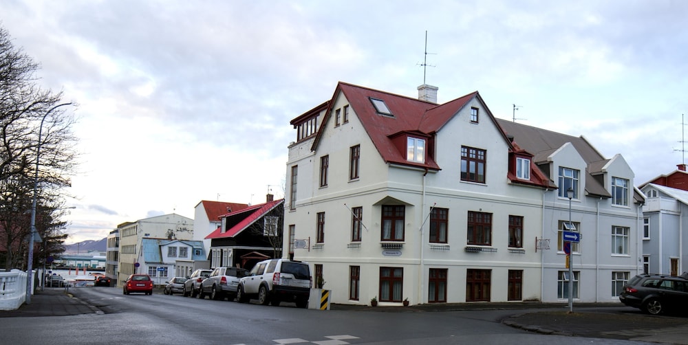 Hotel Three Sisters Studio Apartments - Image 1