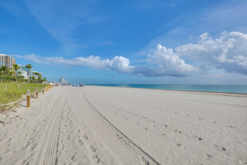 Luxe Beachfront Unit w/ Pool Access in Bal Harbour
