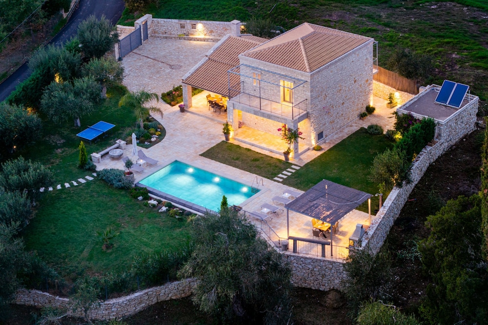 Mateo Stone Villa in Kato Korakiana