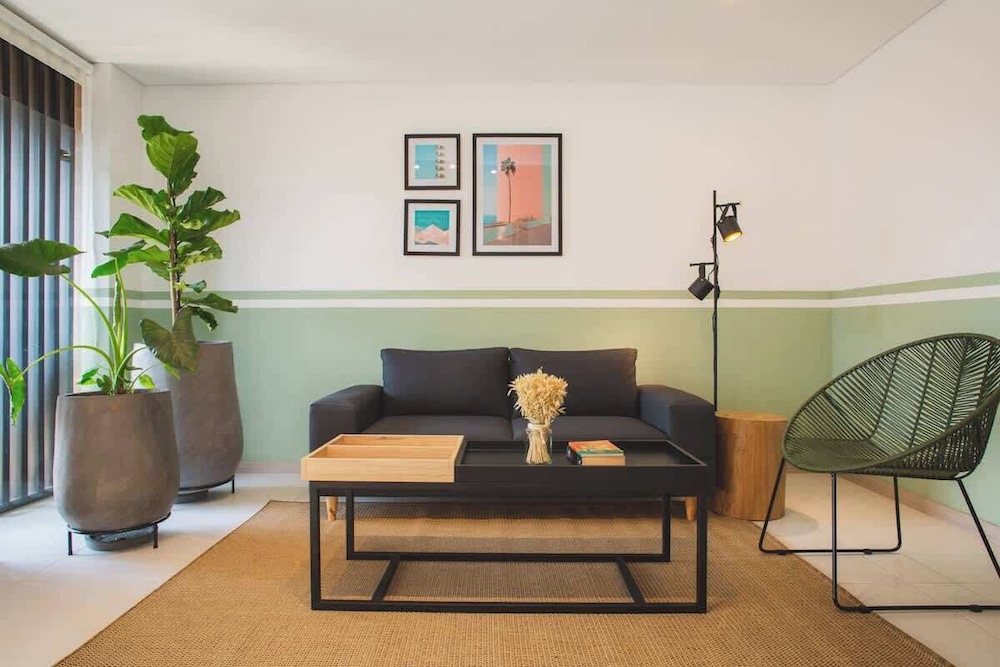 Cool 3 BR W/ Balcony in Laureles Medellín