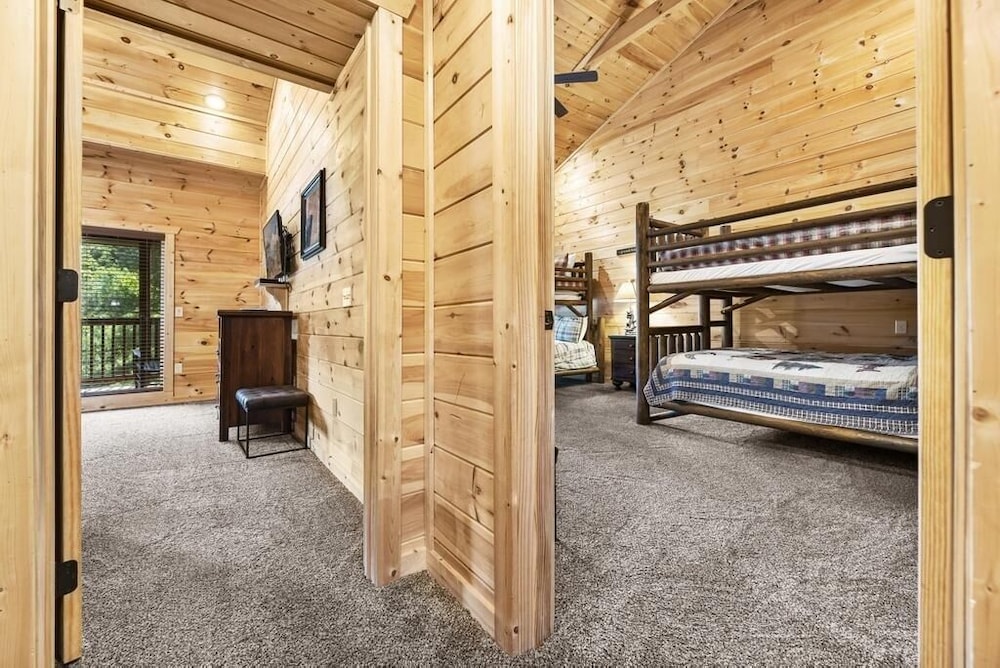 A Perfect Getaway - 4 Bedrooms, 4 Baths, Sleeps 15 Cabin by RedAwning