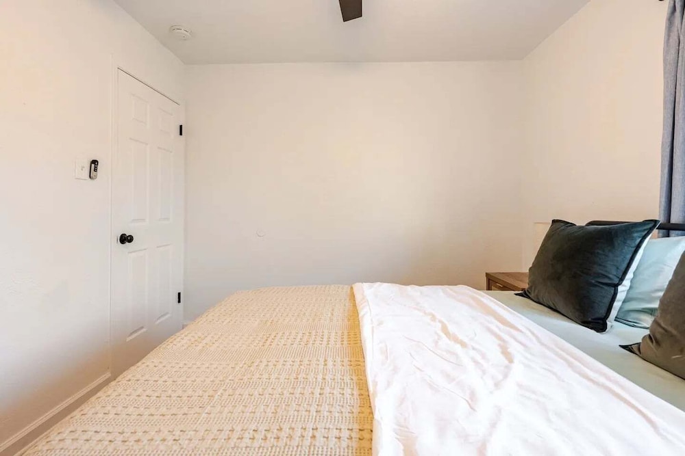 Modern 3br Townhouse Near Brushy Creek 3 Bedroom Duplex