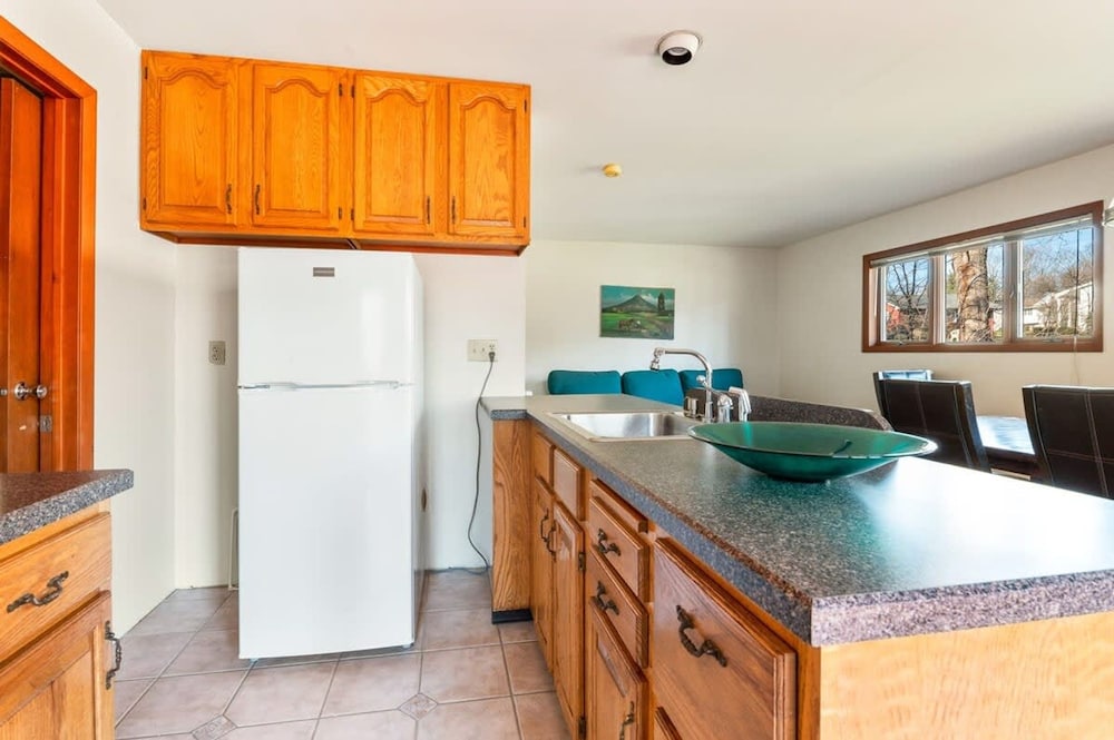 HV Spacious Retreat Sleeps 13 w Hot Tub