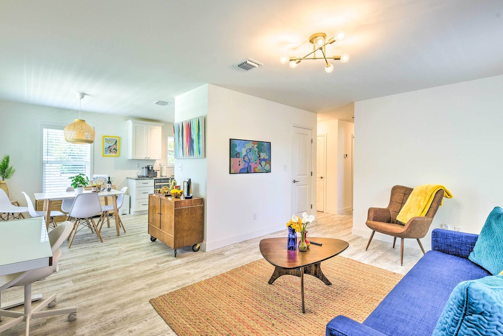 Near Downtown + Ocean: Sarasota Getaway view 5