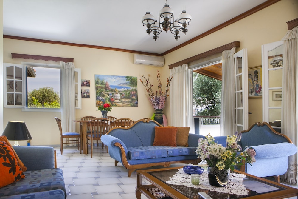 Tzivras Villa & Apartments