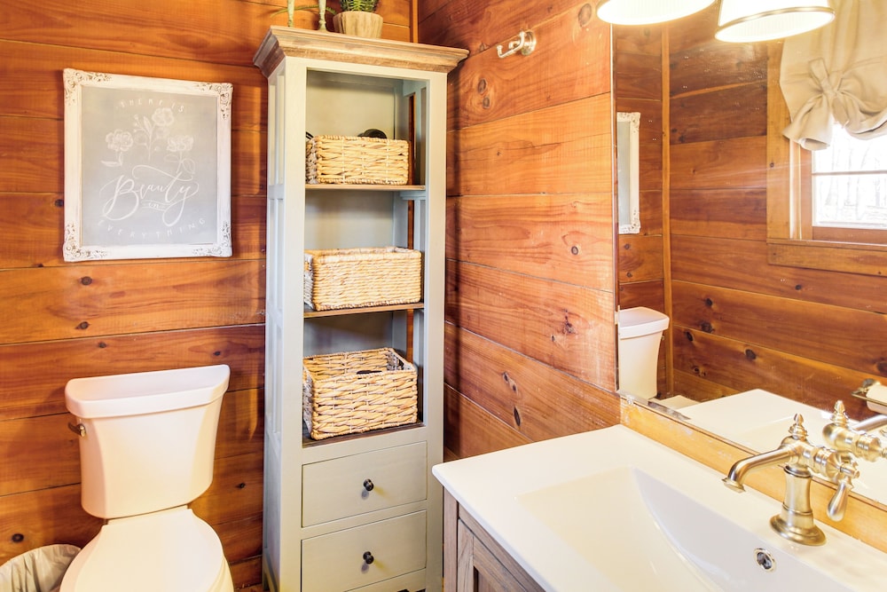 3 Mi to Dtwn Ellijay: Tree-lined Cabin w/ Deck!