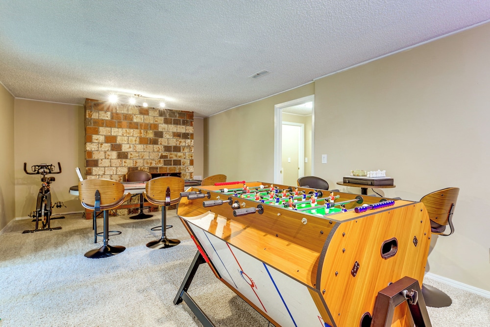 Family Retreat w/ Hot Tub & Game Room in Everett!