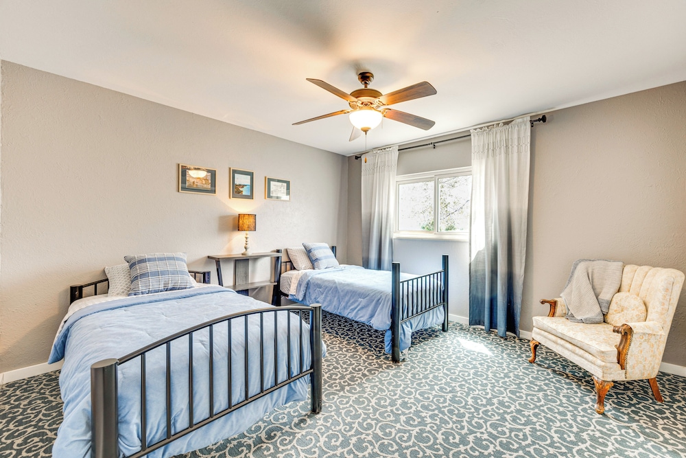 1 Mi to Attractions: Getaway w/ Mtn Views!