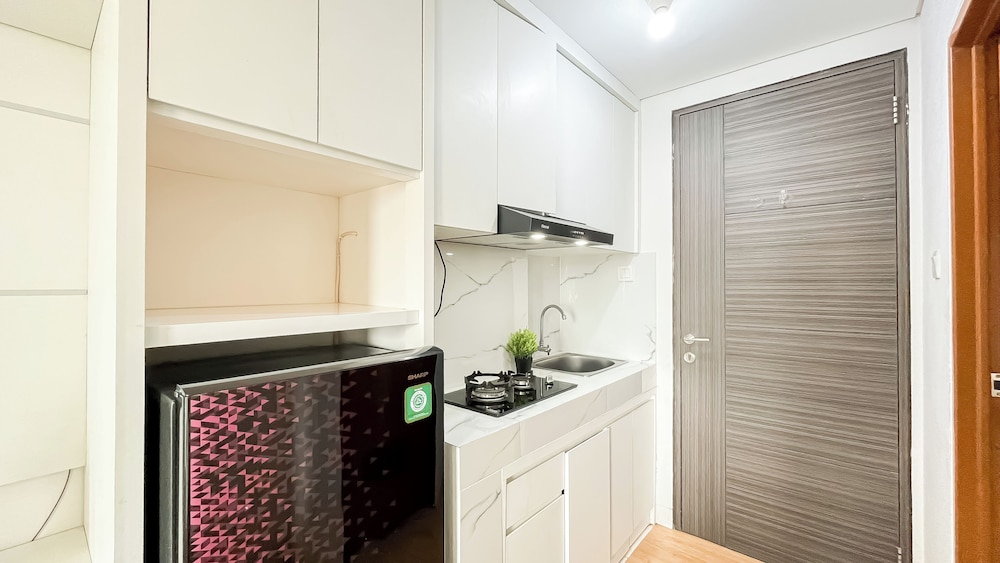 White Tone Studio At Amazana Serpong Apartment