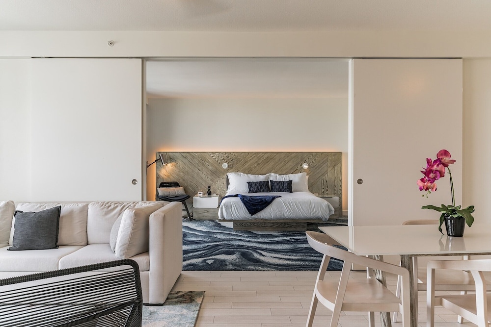 Luxury Suite W Pool/gym In The W Residences 2 Bedroom Condo by RedAwning view 4