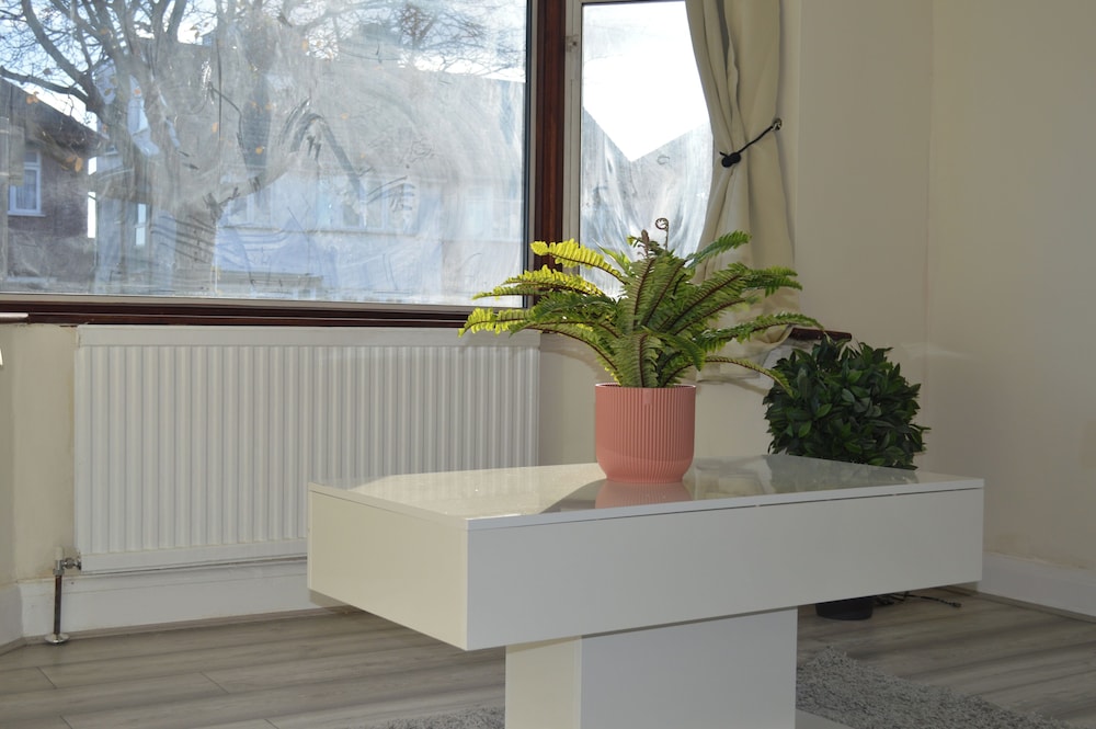 Colindale/sleeps7/privategarden/3br/freeparking/