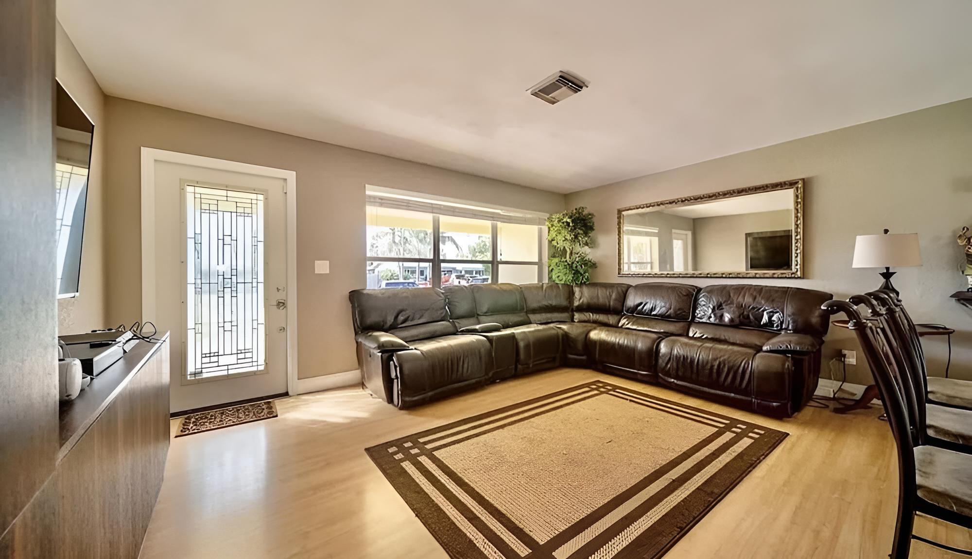 Tropical Oasis Fantastic 4 BD 3 BTH Home view 4