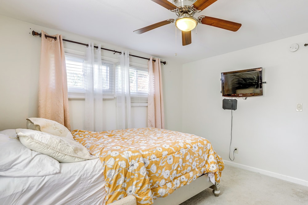 10 Mi to Hartford: Family Home w/ Yard