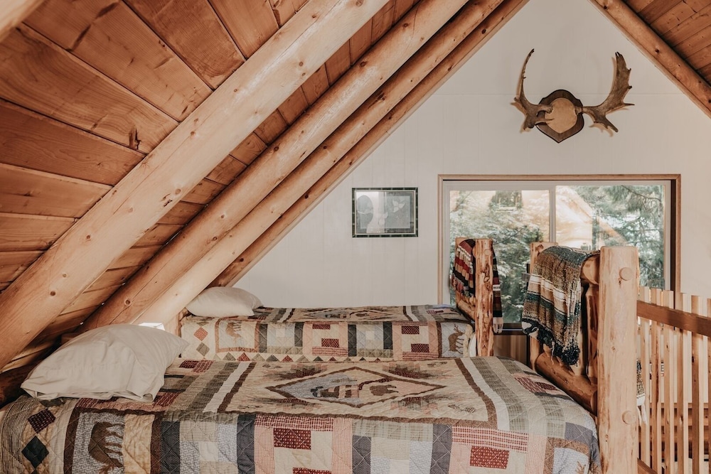 17mbr - Log - Bbq - Pets Ok - Wifi - Sleeps 8 2 Bedroom Home by RedAwning