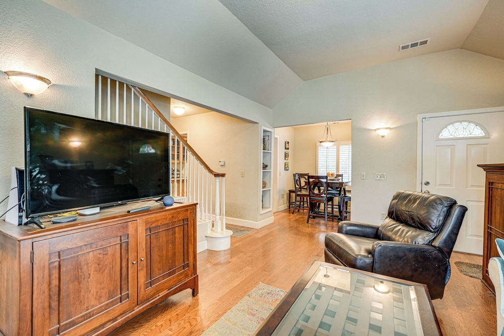 Walkable Miracle Mile Retreat w/ Peaceful Patio