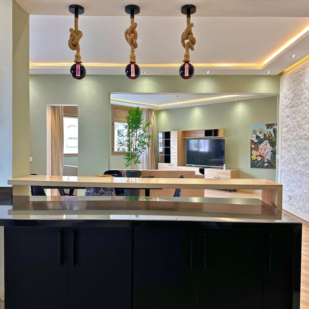 Hotel The Tropical Luxury 2BR City Centre Retreat - Image 1