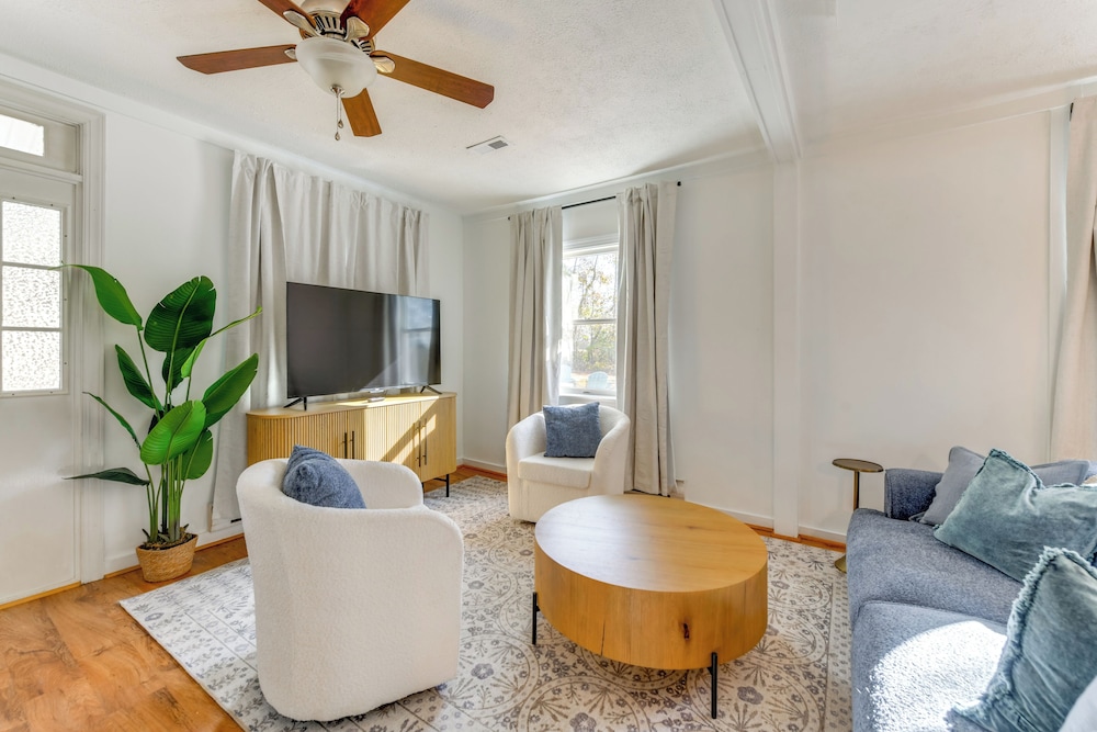9 Mi to Colonial Beach: Charming Cottage w/ Yard!