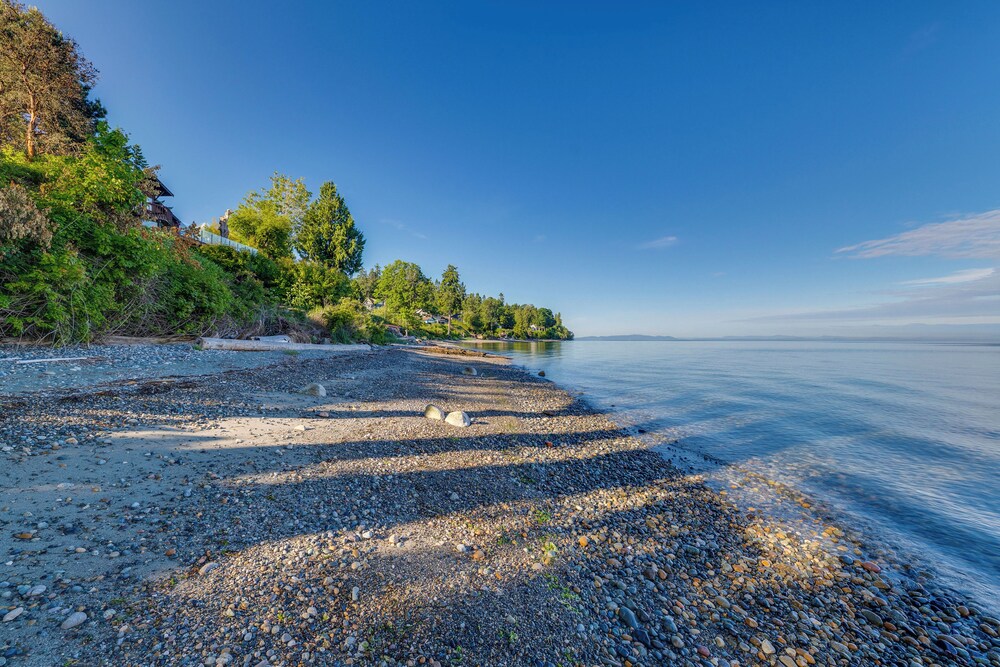 Stunning Semiahmoo Bay Views: Spacious PNW Home