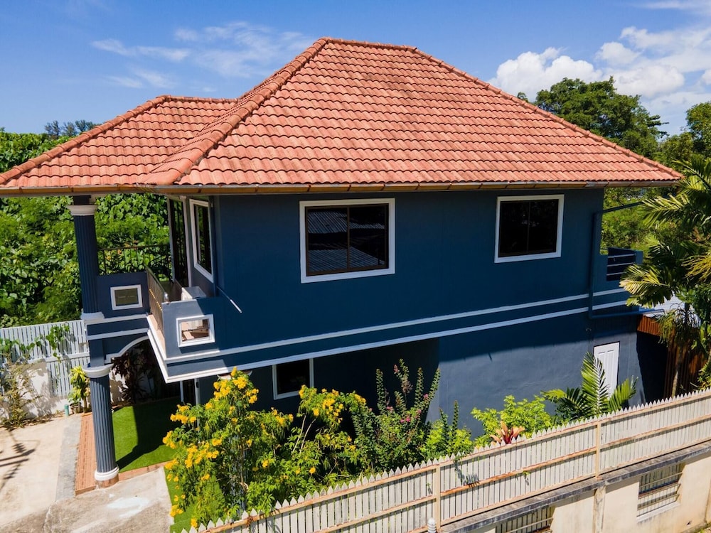 3 Bed 3 Bath Villa 400m to the Beach Sleeps 10
