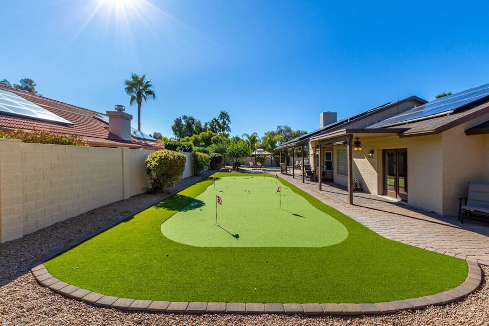 Modern Family Retreat - Pool Spa Firepit Putt Grn