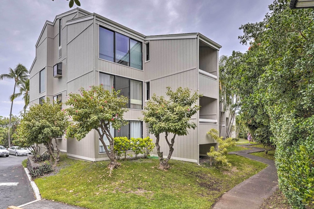 Downtown Kailua-kona Condo w/ Pool & Views