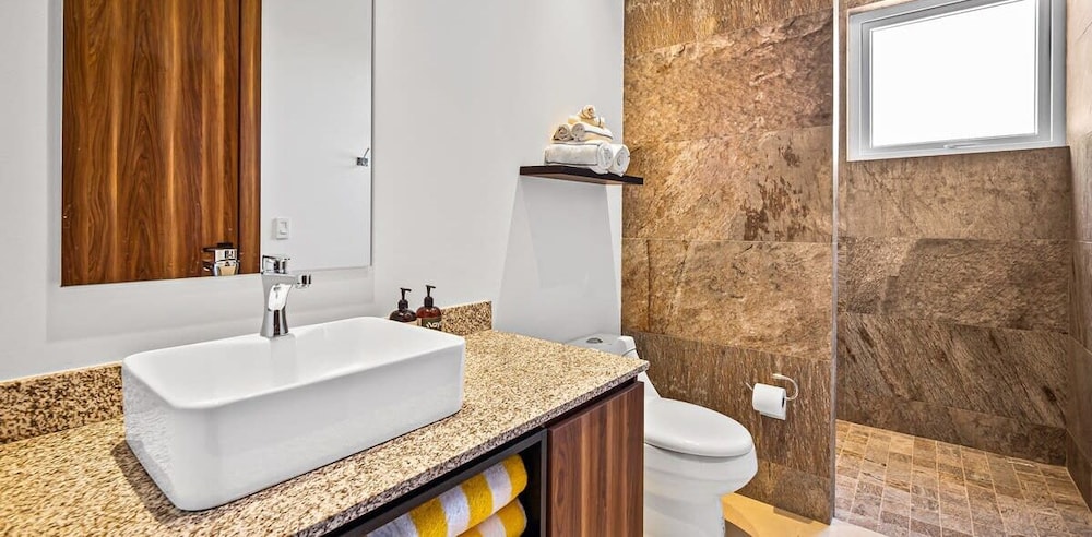 Equipped 3BR House - Pool - Gym - 5 min to Beach