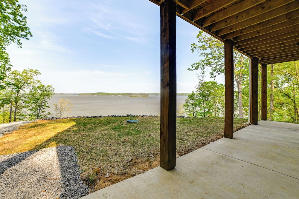 Game Room & Screened Porch: Kentucky Lake Retreat!