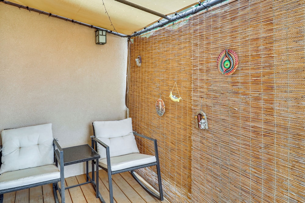 Outdoor Bar & Large Pool: Retro ABQ Retreat!