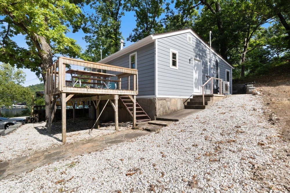 Lakefront Home in a Quiet Cove, Private Dock, Outdoor Dining & Fishing