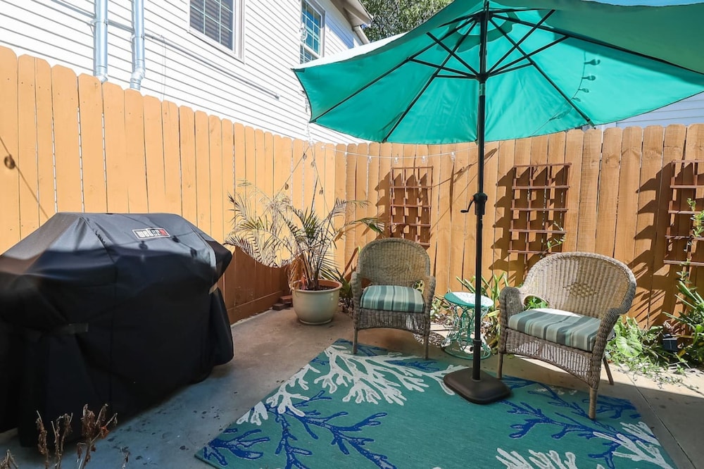 Vibrant Bungalow 2 Minutes to the Beach