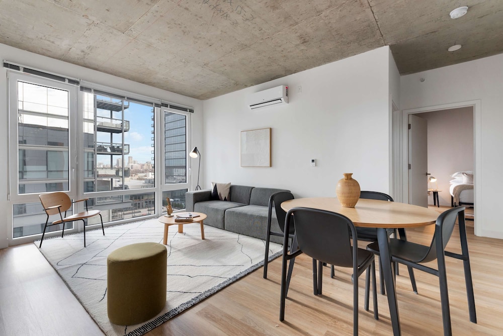 Large Group Lincoln Park 4BR Near Train More