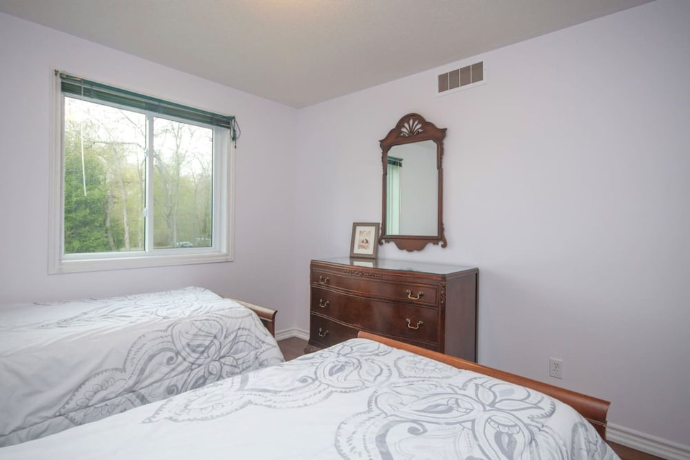 Cozy 4BR Retreat in Quinte West BBQ Backyard