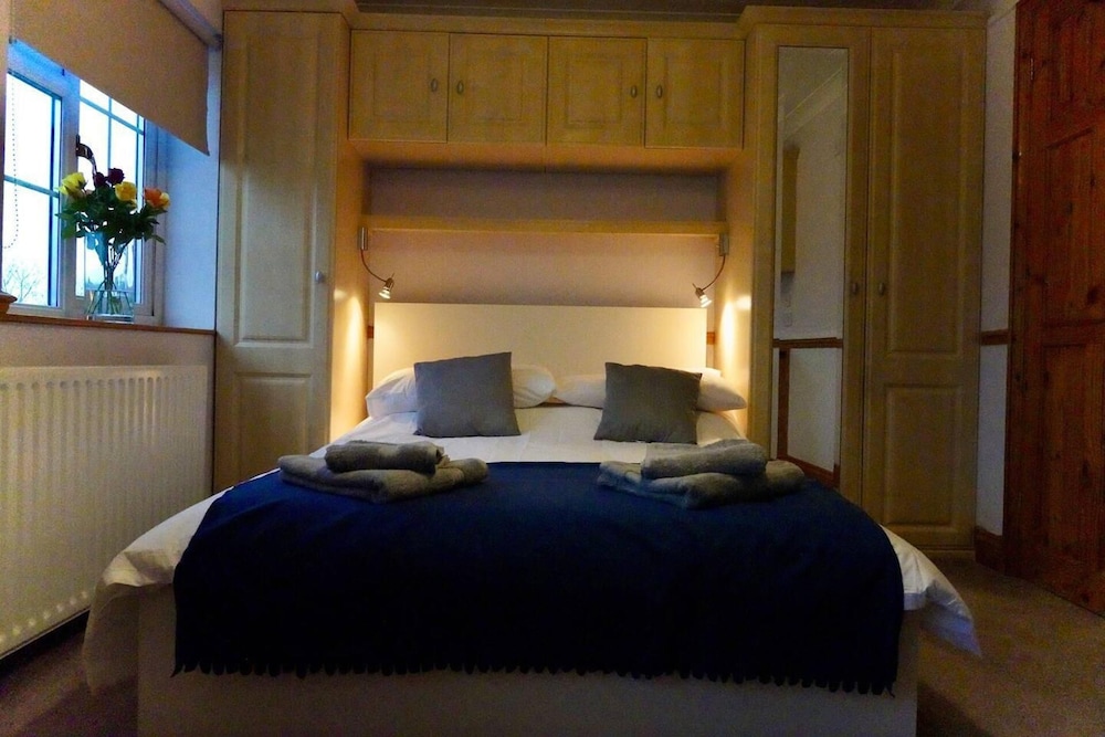 Captivating 4-bed House in Milton Keynes view 2