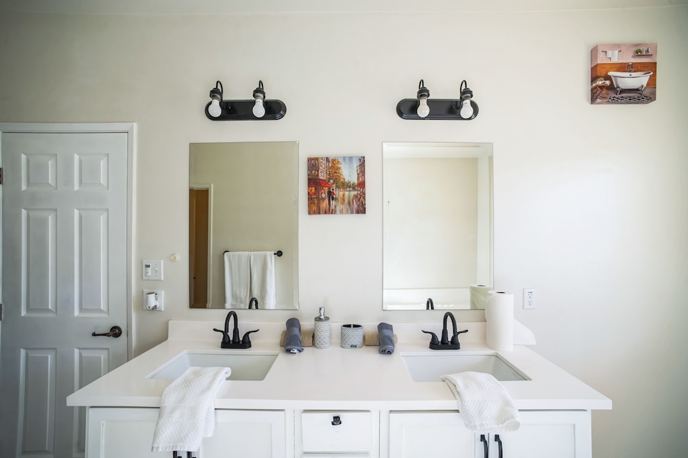 Charming Pet-friendly Getaway In Sunny Beaumont 4 Bedroom Home