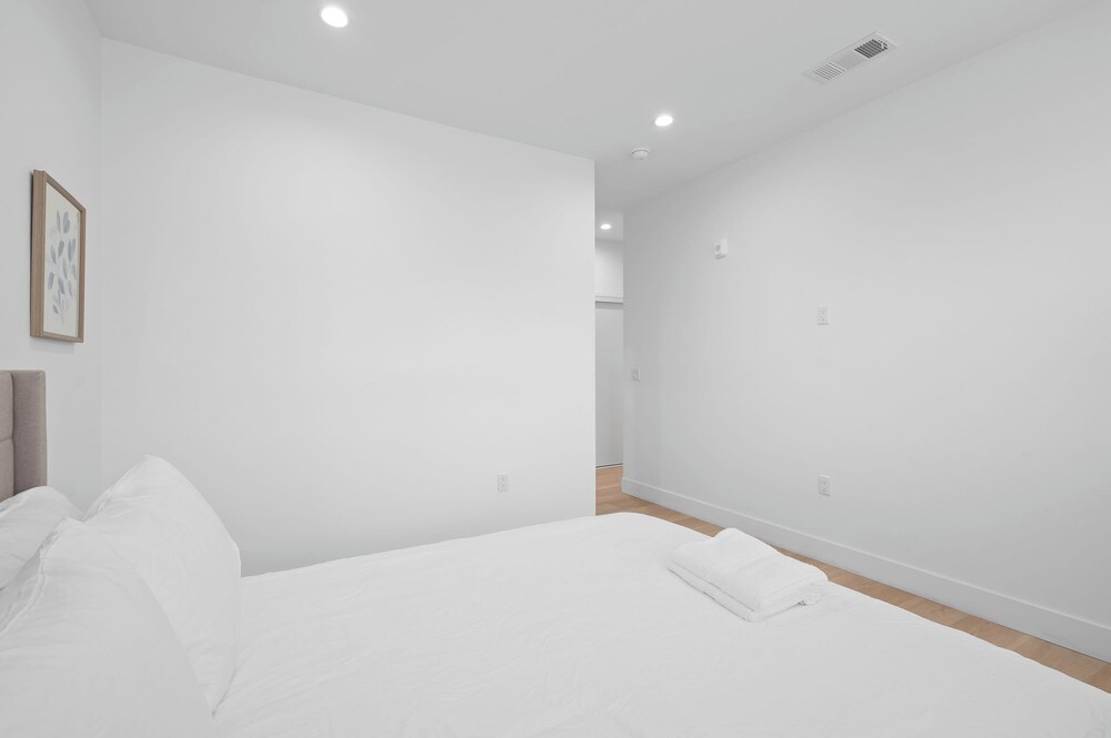 Not Affected by the Fire/modern 5BR Home With Full Amenities & Parking #2